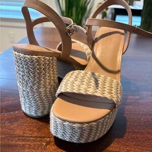 Universal Thread Tan and Cream Platform Sandals